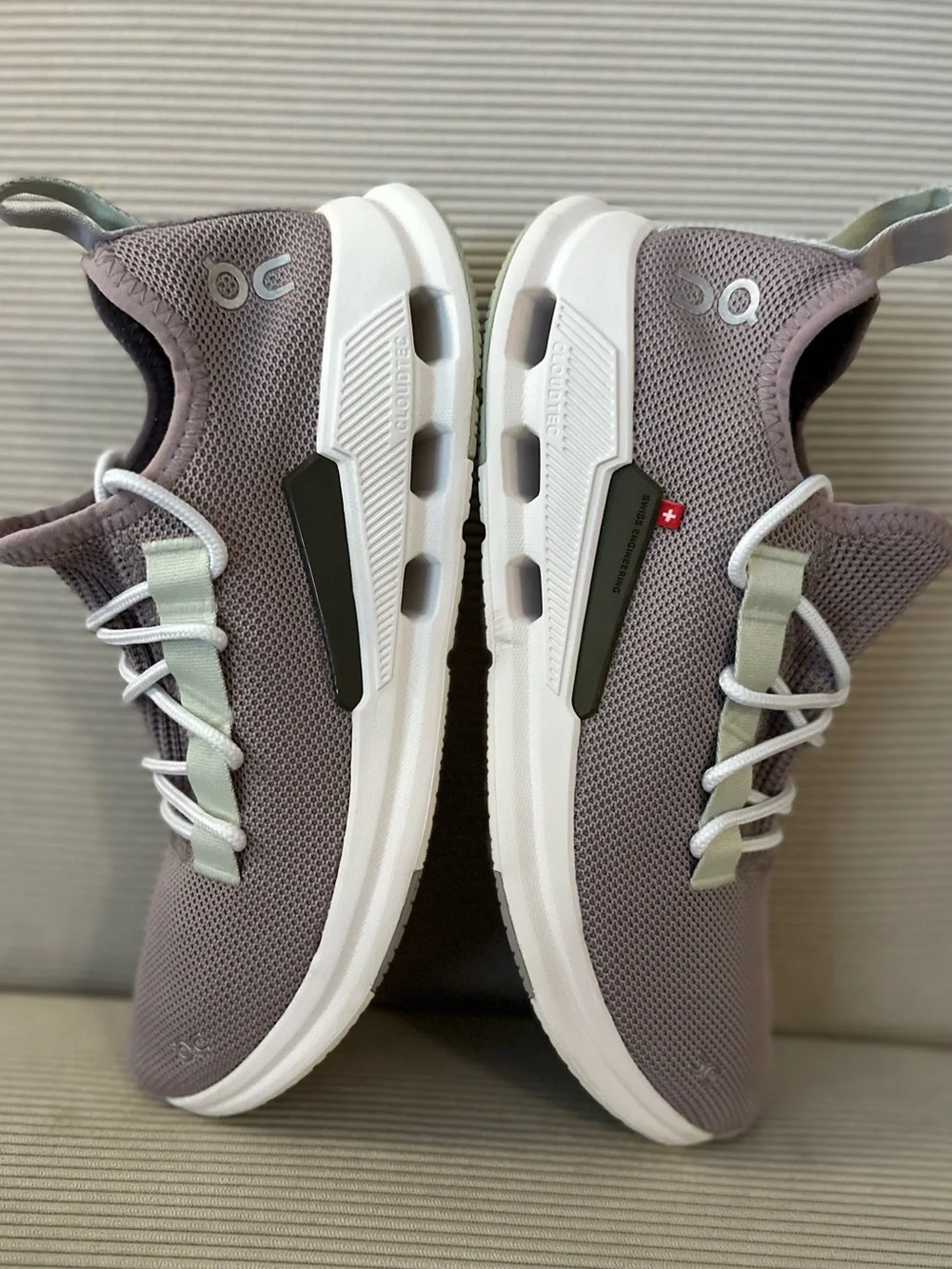 On Running Women’s Cloudeasy in the 'Heron Aloe' - size 9